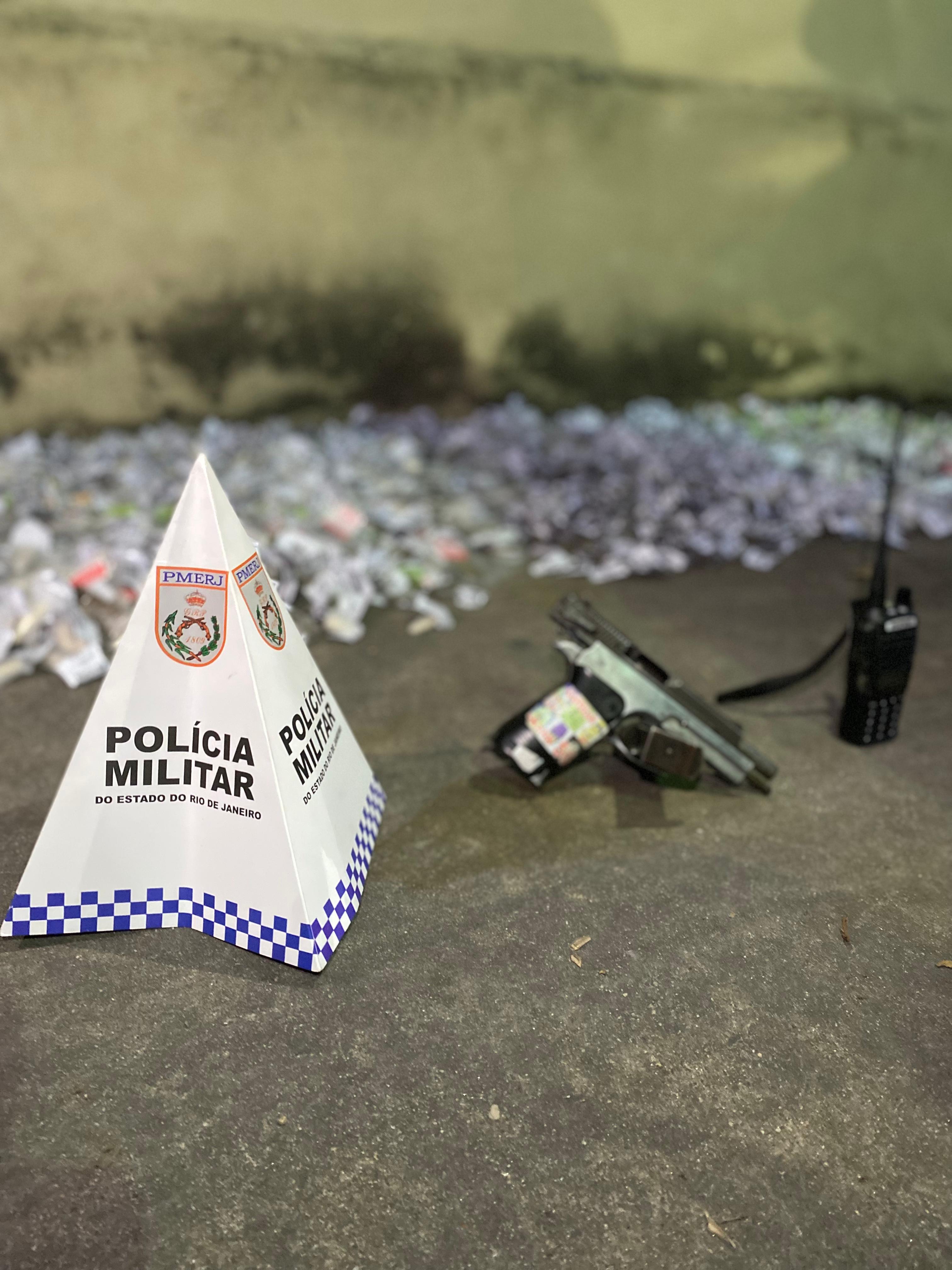 39º BPM prende três traficantes e apreende arma, drogas e unições na Comunidade do Castelar